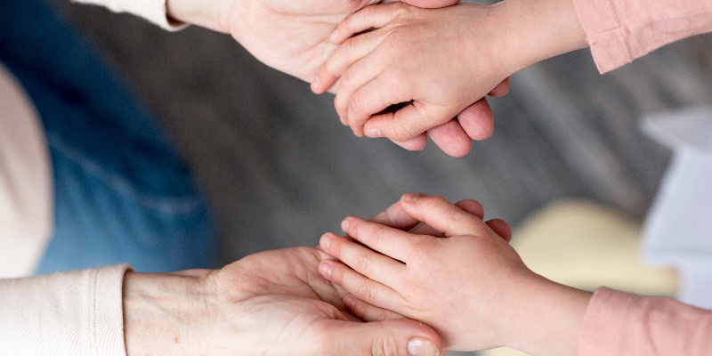 grandma-and-girl-holding-hands